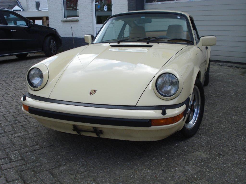 Porsche 911  3.0 SC Sunroof coupe